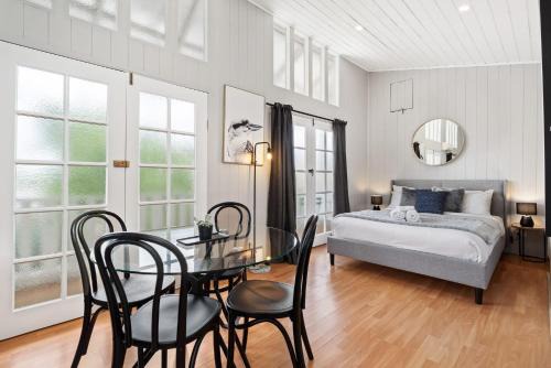 Loft Ninety Three - Stylish & Central in Orange