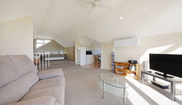 Logans Beach Apartments - The Loft in Warrnambool