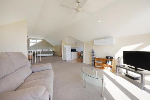 Logans Beach Apartments - The Loft in Warrnambool