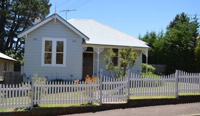 Lovely, Spacious Cottage Just a 5 min Walk to Town