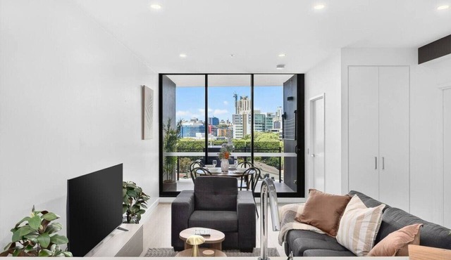 Luxe 1Bd | Views | Pool & Parking Walk to Suncorp