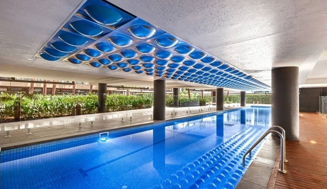 Luxe 2 Bed Apt, Seconds to Beach & Minutes to City in Port Melbourne