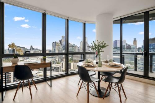 Luxe 2BR Retreat Panoramic Views With 2x Parking Spaces in Melbourne