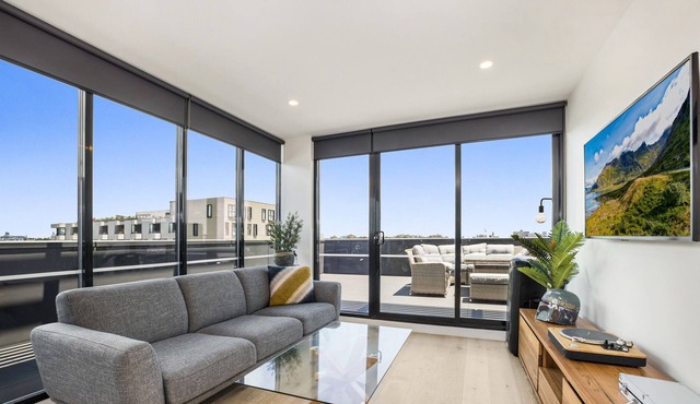 Luxe 3-Bed Apartment Near Lygon St Bars and Dining
