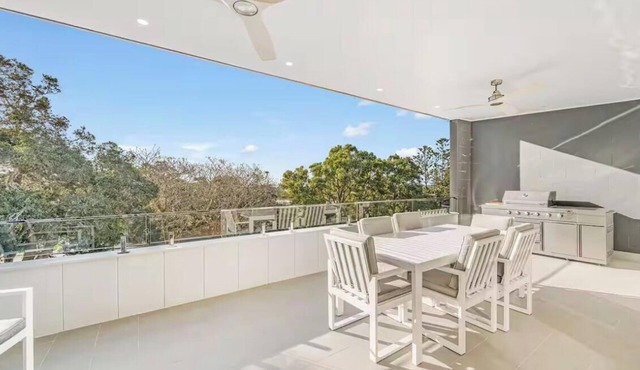Luxe Coastal Escape. Walk to beach, cafe and shops.