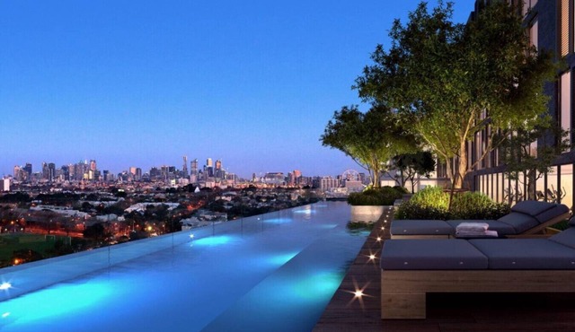 Luxe Flemington Cityscape views Pool Gym Parking