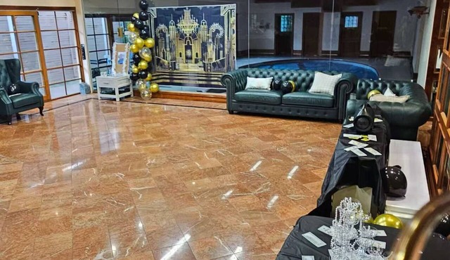 Luxurious 4-Bedroom House with Private Indoor Pool in Manningham