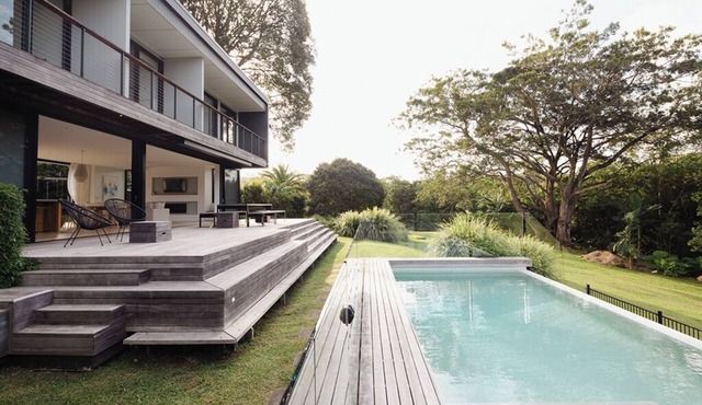 Luxurious modern family home w/pool & spacious gardens, 7 minutes to the beach!