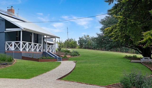 Luxury 1860s Cottage, Gin Nook & Vineyard Views