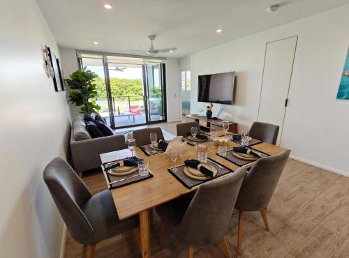 Luxury 3BR, 2BA Unit with Pool & BBQ in Gold Coast