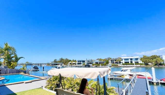Luxury 4 bedroom waterfront holiday home on the Sunshine Coast