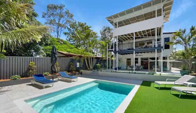 Luxury 4BD Retreat with Pool - 400m to Golden Beach