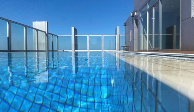 Luxury Accommodation with roof top pool. in Melbourne