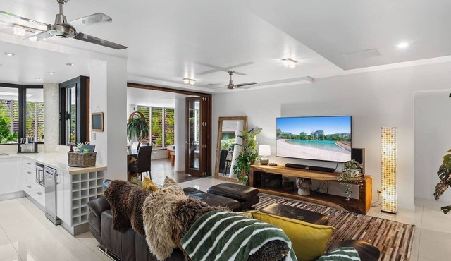 Luxury Beachfront Apartment with Direct Pool Access