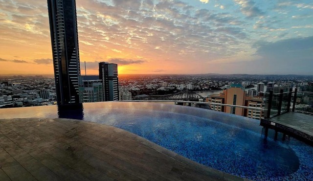Luxury CBD Apt with 180 River Views & Rooftop Pool