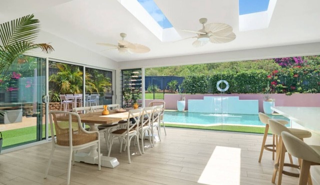Luxury coastal house, pool, walk to shop & beach