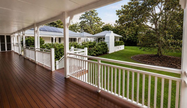 Luxury Living In The Hinterland with a pool - 2 mins From Town.