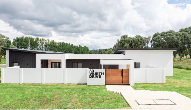 Luxury space in Prestigious Mudgee Residence in Bombira