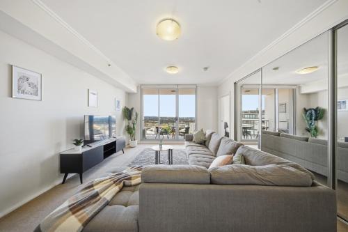 Luxury Sydney Skyline Apartment with Secure Parking, Harbour Bridge Views in St Leonards Near CBD in Sydney