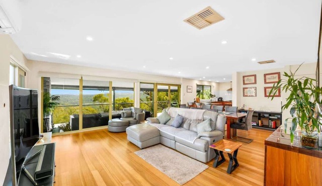 Luxury Warrandyte Retreat w Pool, Views & Theatre