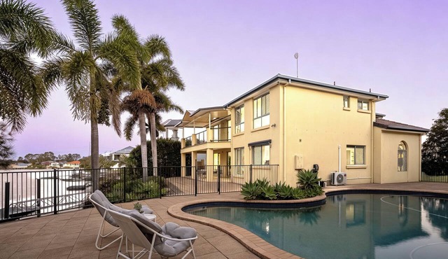 Luxury Waterfront 5BR & Pool & Pet-Friendly Retreat in Clear Island Waters