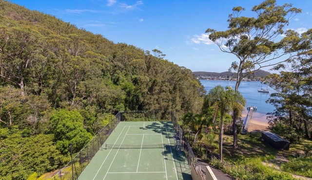 Luxury Waterfront Retreat with Private Pool in Daleys Point