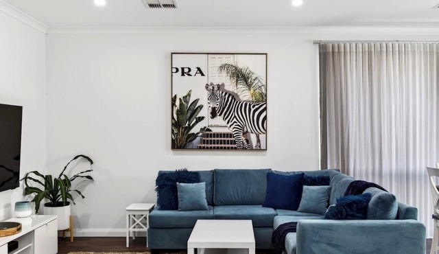 Madeley Retreat – Spacious & Comfortable Stay, 3BR home in quiet suburb