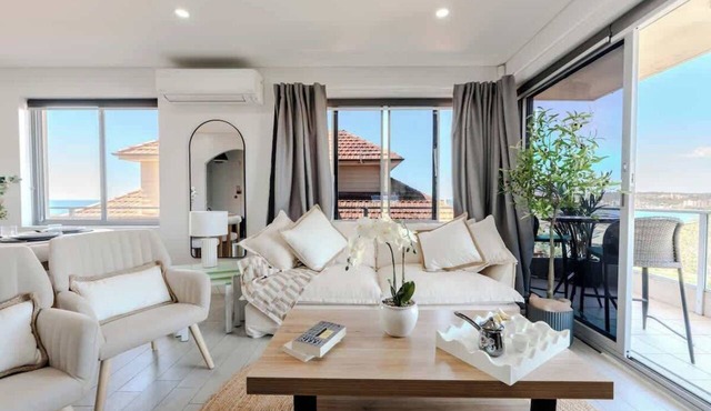 Madonna | Ocean Views | Walk to Freshwater & Manly in Queenscliff