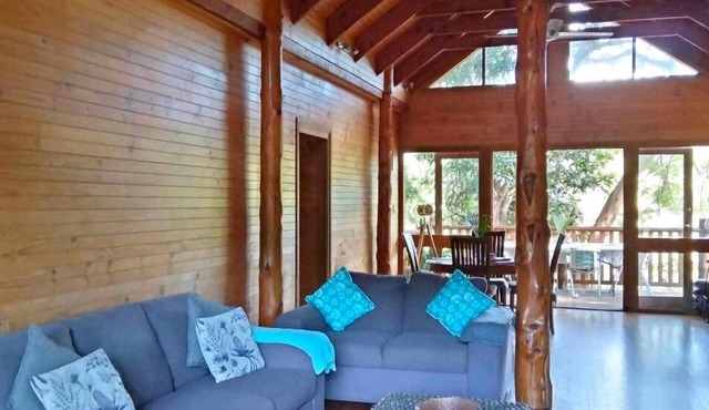 Magical tree house.Close to beach, walks, restaurants.Abundance of nature in Horseshoe Bay