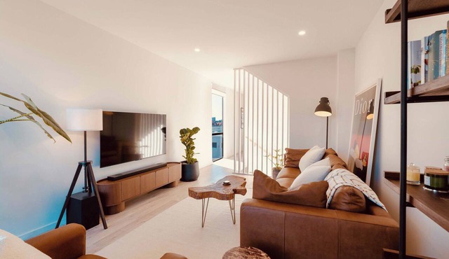 Maison Central | 3BR 3 Bath + Parking | CBD Luxe in Adelaide