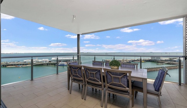 Majestic Waterfront Lagoon & Harbour Views + Cafes in Darwin