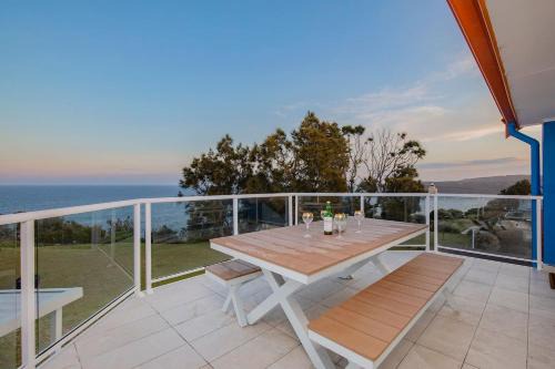 Manor Del Monte - Poolside Bliss and Oceanfront Oasis