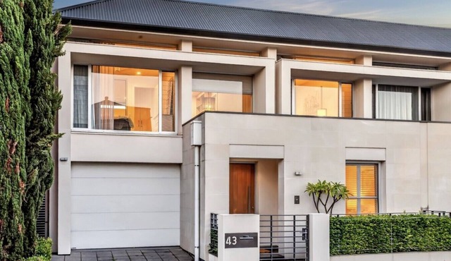Margaret House | Elegant City-Fringe Escape