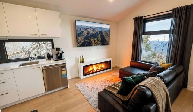 Matterhorn Chalet –Mount Buller Alpine Chalet. Mountain Views. Sleeps 12 in Mount Buller
