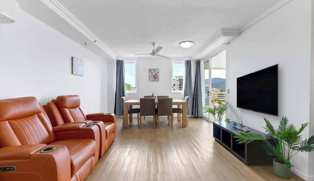 McLeod Rise—Cairn Base with Rooftop Pool & Spa in Cairns