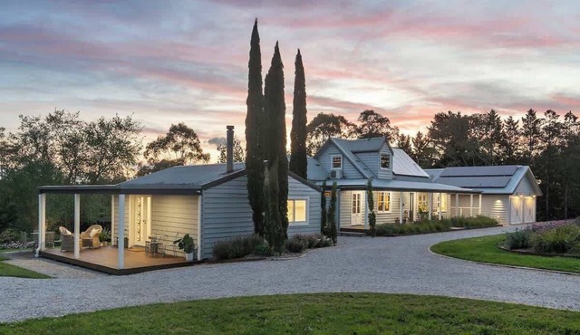 'Meadow Mist' Private Garden Estate with Outdoor Spa Near Berry