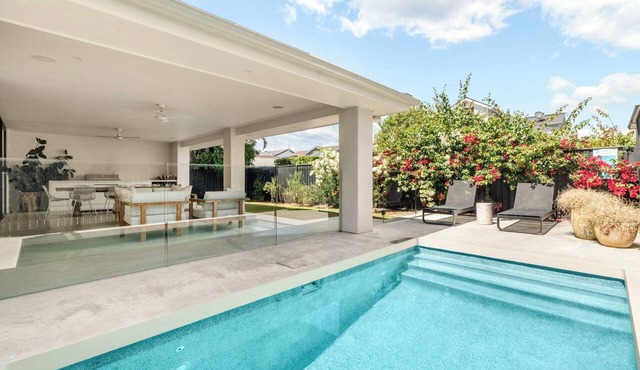 Mediterranean Vibes. Pool. 50m to Beach. Sleeps 8 in North Avoca