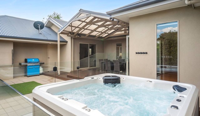 Meet Me at Maple Dual Living Sleeps 11 Spa Newtown