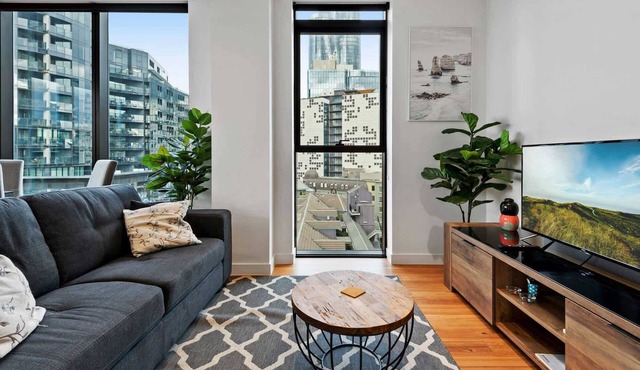 Melbourne CBD Retreat with Spacious Balcony Views