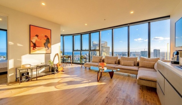 Melbourne Mid-Century Sub-Penthouse, Pool+Sauna