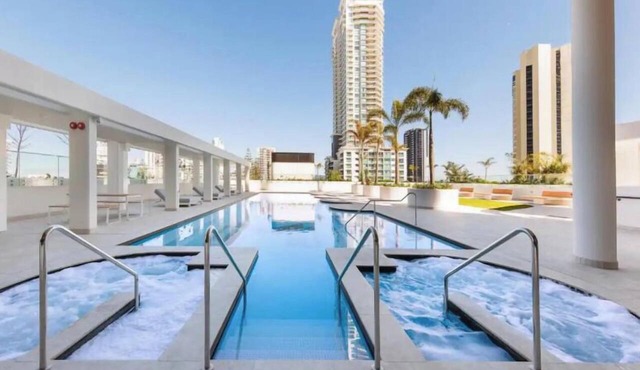 Meriton Level 65 Oceanfront 2BR – Panoramic Views