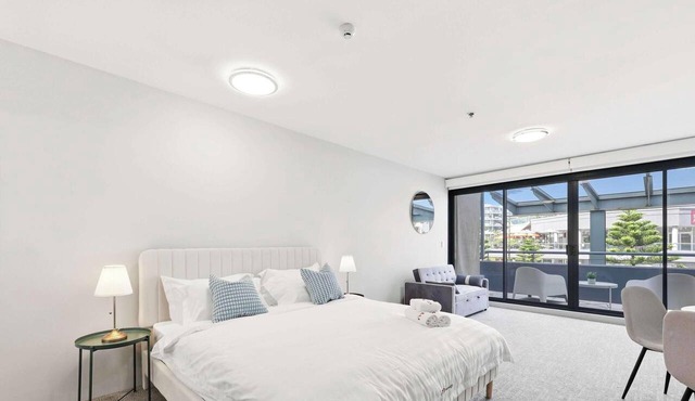 MetaWiseBnB Cronulla Beach Walk to Train & Shops 4