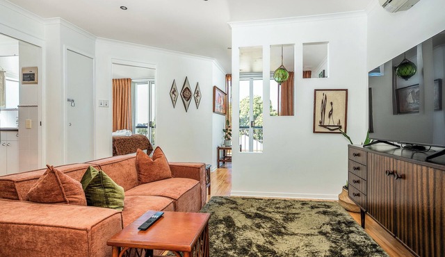 Mid-Century Suite - 1 Bed 1 Bath 1 Car 2 Balconies in Kangaroo Point