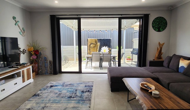 Minutes to the Beach! King Bed w/TV, Spa Bath