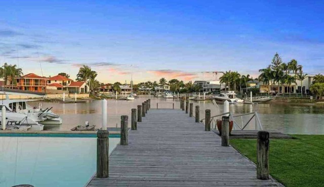 Minyama Magic - Waterfront Stay with Pool & private 12m Pontoon