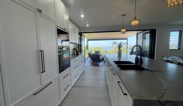 Mirrabooka Magic - Luxury By The Lake in Mirrabooka