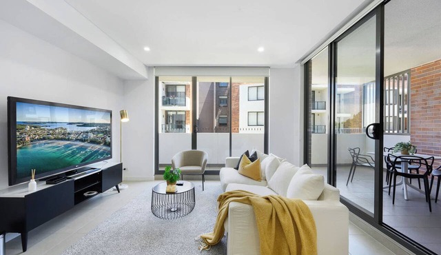 Modern 1BR and Study Near Airport Shops & Parking in Botany