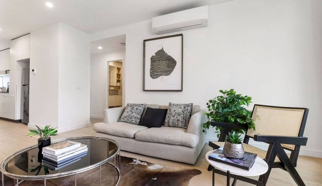 Modern 2-Bed Ivanhoe unit with Parking in Ivanhoe