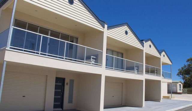 Modern 2 Bedroom Apartment with Stunning Sea Views