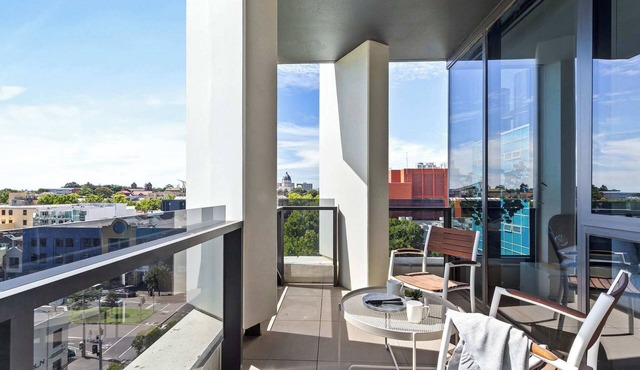 Modern 2BR Apt w Parking Near Melbourne Central